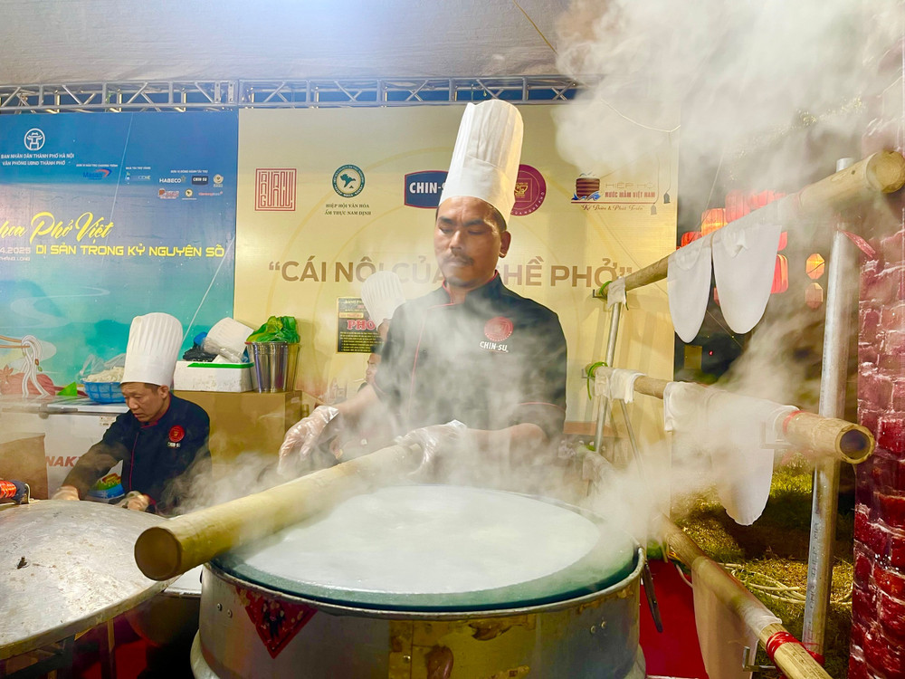 Tráng bánh phở tại gian phở Vân Cù, Nam Định 22.jpg