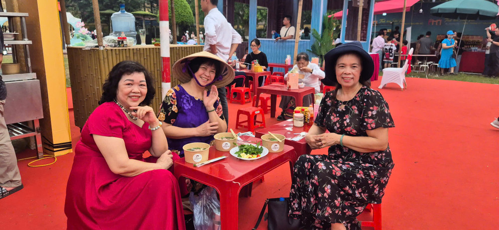 Khách Hà Nội thích thú trải nghiệm phở atiso Đà Lạt ati.jpg