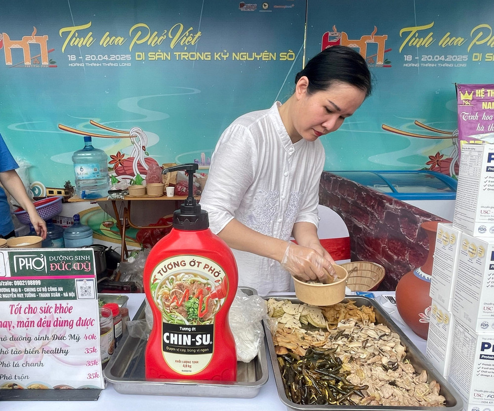 Chị An Vân Nhi, chủ cửa hàng phở chay dưỡng sinh Đức Mỹ, Hà Nội, trực tiếp làm phở cho khách 5.jpg