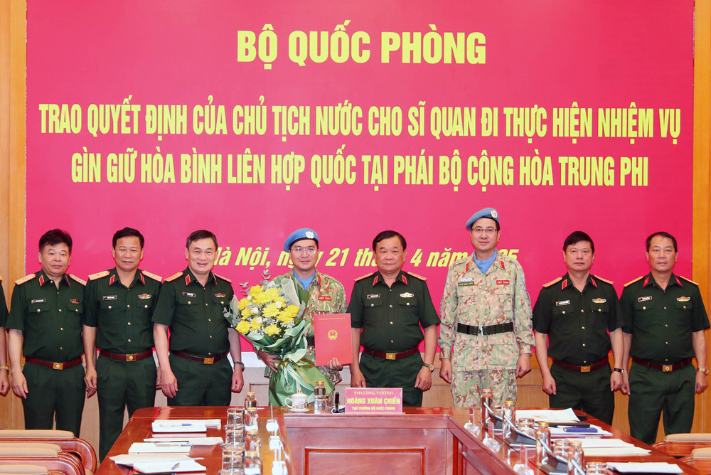 Trao quyết định của Chủ tịch nước cho Thiếu tá Sử Tấn Phi Long lên đường làm nhiệm vụ gìn giữ hòa bình Liên Hợp Quốc a-4.jpg