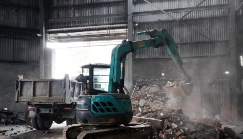 Các cơ sở trong Cụm công nghiệp làng nghề Mẫn Xá phá dỡ lò đốt. Ảnh: ITN 233.jpg