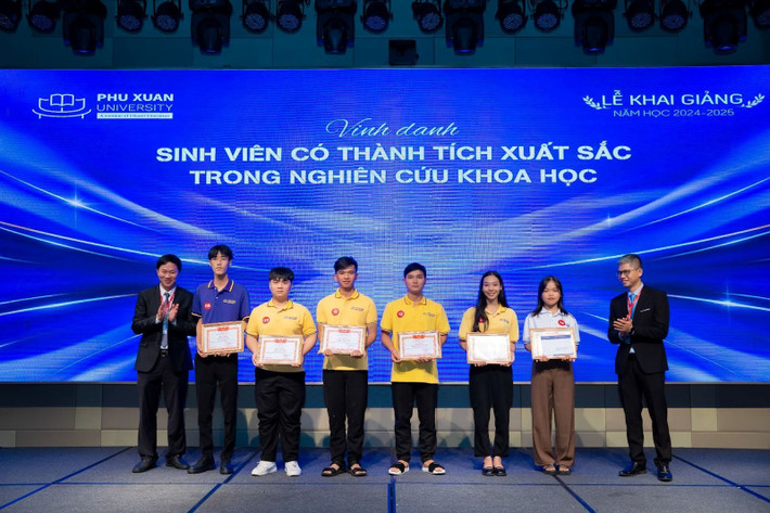 Sinh viên nhận bằng khen đạt thành tích xuất sắc trong nghiên cứu khoa học năm 2023 - 2024