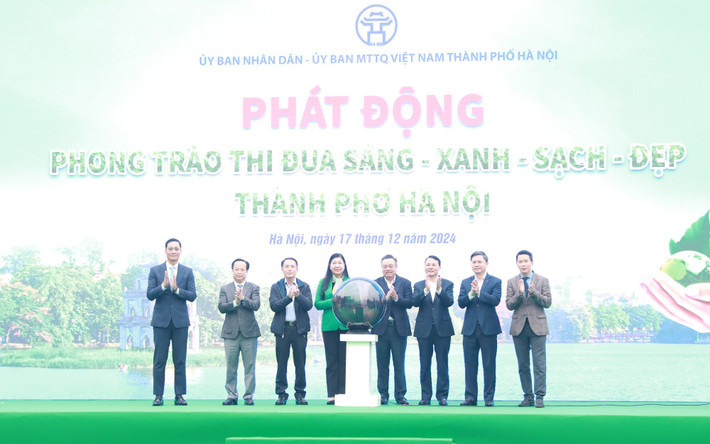 Các đồng chí lãnh đạo Thành phố nhấn nút phát động Phong trào thi đua Sáng-Xanh-Sạch-Đẹp. Ảnh: ITN 2b1a2010-17344019998221500532255-0-0-1250-2000-crop-17344020126681656150635.jpg