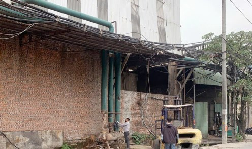 Các cơ sở tiến hành tháo dỡ đường ống dẫn hơi. Ảnh: ITN 3456.jpg