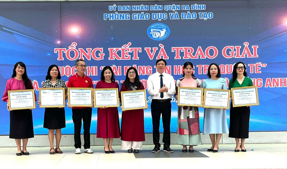 Phó Trưởng Phòng Giáo dục và Đào tạo quận Ba Đình Nguyễn Như Tùng trao thưởng cho các tập thể tiêu biểu ba-dinh-trao-giai-toan-hoc-2.jpg