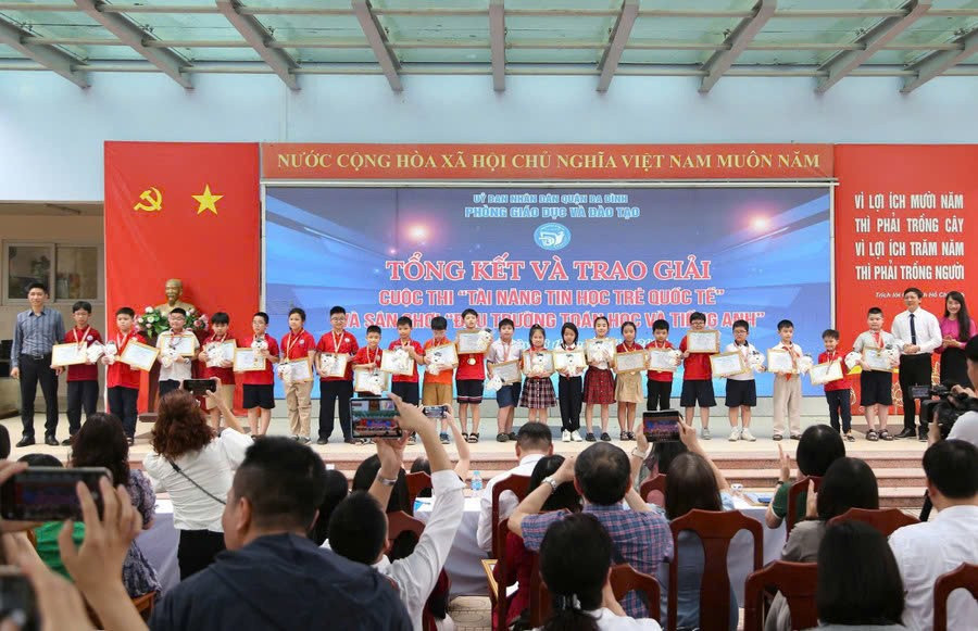 Quận Ba đình trao thưởng cho học sinh có thành tích xuất trong hai cuộc thi z6533836432188-2957fc5768ace380fd3c3ee15b165878.jpg