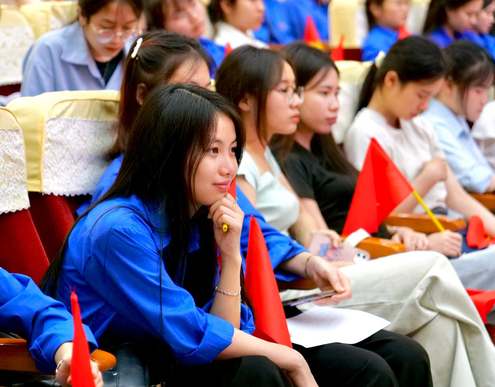 Lê Thị Duyên, sinh viên Khoa Lý luận Chính trị - Giáo dục công dân chăm chú lắng nghe lời kể của những chứng nhân lịch sử 2d83e8c1385f8b01d24e.jpg
