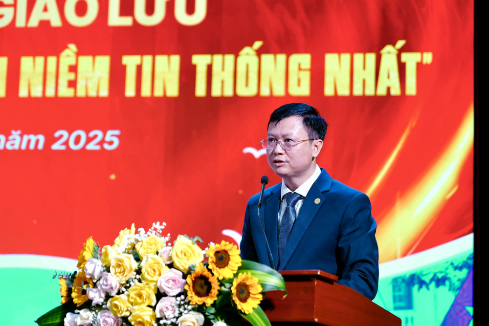 Chủ tịch Hội đồng trường PGS.TS Nguyễn Văn Hiền phát biểu khai mạc chương trình “Tiếp lửa truyền thống – Sáng mãi niềm tin thống nhất” e266e46af0f443aa1ae58.jpg