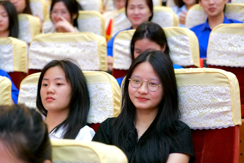 Sinh viên Trường Đại học Sư Phạm lắng nghe lời phát biểu đầy ý nghĩa của PGS.TS Nguyễn Văn Hiền 35ebbd17a9891ad7439813.jpg