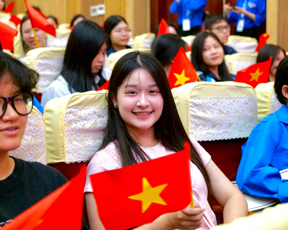 Nụ cười tự hào của một sinh viên Trường Đại học Sư phạm Hà Nội 223a2f6a3bf488aad1e56.jpg