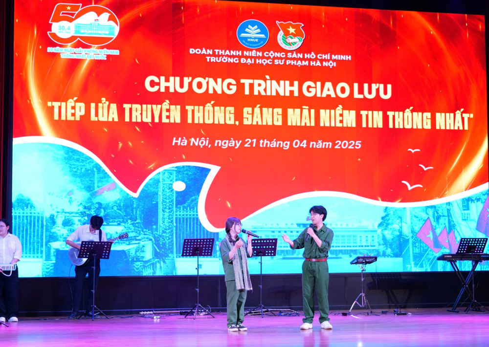 Các tiết mục văn nghệ với chủ đề đất nước, hòa bình được dàn dựng và trình diễn bởi sinh viên Trường Đại học Sư phạm Hà Nội 3d81338d2713944dcd025.jpg