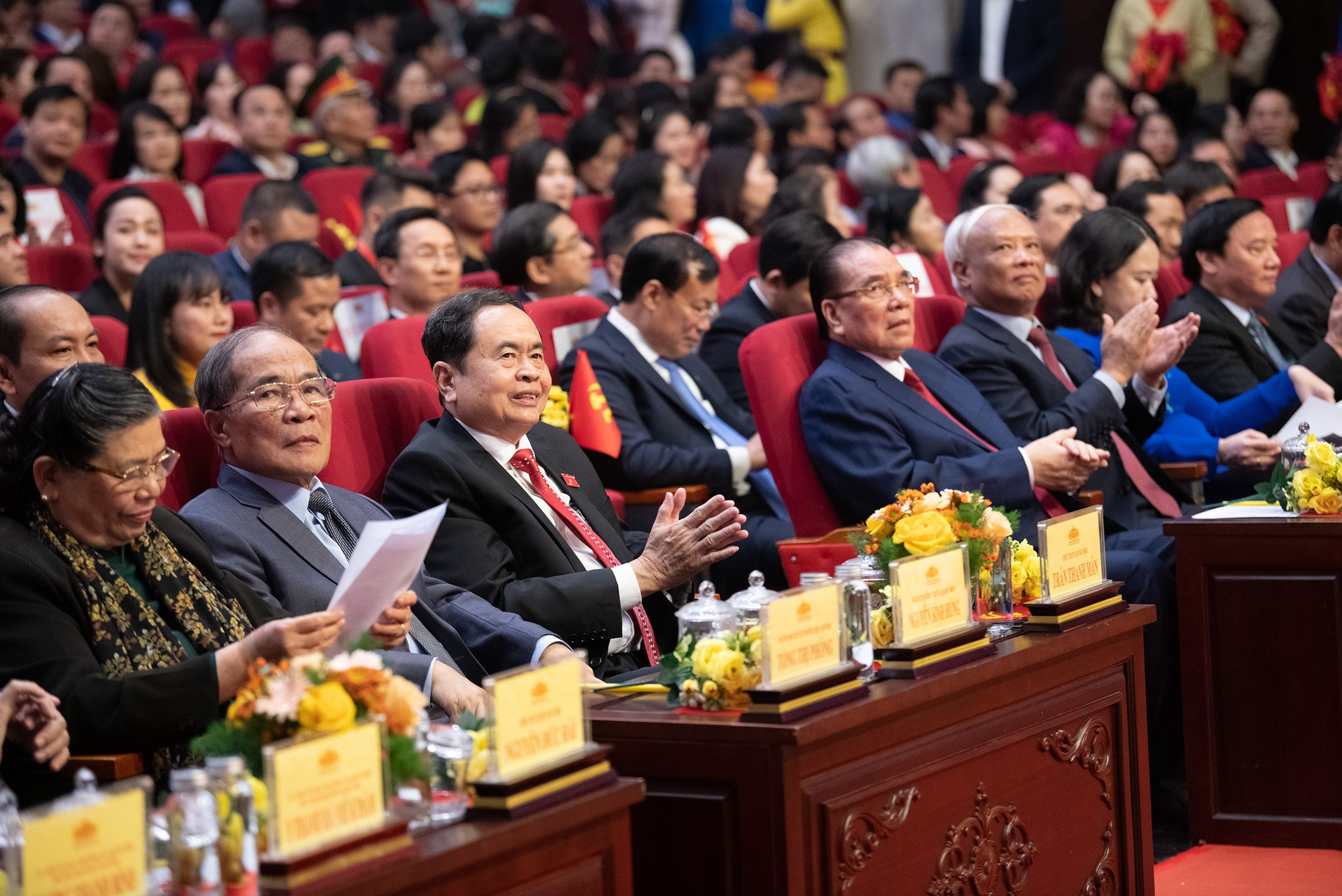 Nguyên Tổng Bí thư Nông Đức Mạnh, Chủ tịch Quốc hội Trần Thanh Mẫn, nguyên Chủ tịch Quốc hội Nguyễn Sinh Hùng cùng các đồng chí lãnh đạo, nguyên lãnh đạo Đảng, Nhà nước và các đại biểu tham dự Lễ trao Giải Diên Hồng. Ảnh: Lâm Hiển Nguyên Tổng Bí thư Nông Đức Mạnh, Chủ tịch Quốc hội Trần Thanh Mẫn, nguyên Chủ tịch Quốc hội Nguyễn Sinh Hùng cùng các đồng chí lãnh đạo, nguyên lãnh đạo Đảng, Nhà nước và các đại biểu tham dự Lễ trao Giải Diên Hồng. Ảnh: Lâm Hiển