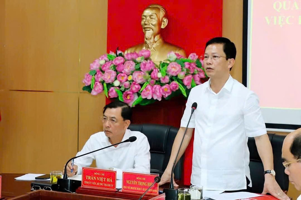 Thành phố Hà Tĩnh tổ chức họp, hướng dẫn tổ lấy phiếu và phát phiếu xin ý kiến tận từng hộ dân tại gia đình. Ảnh: HT anh-1.jpg