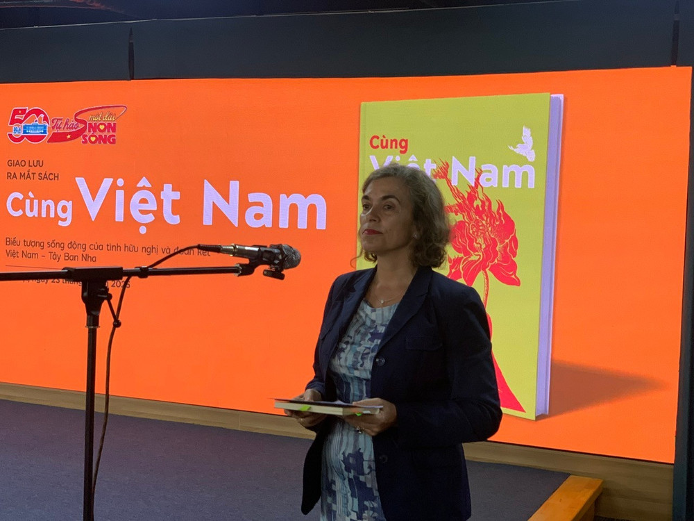 Đại sứ Tây Ban Nha tại Việt Nam Carmen Cano De Lasala cho rằng, tập thơ là sợi dây kết nối hai dân tộc Đại sứ Tây Ban Nha tại Việt Nam Carmen Cano De Lasala cho rằng, tập thơ là sợi dây kết nối hai dân tộc