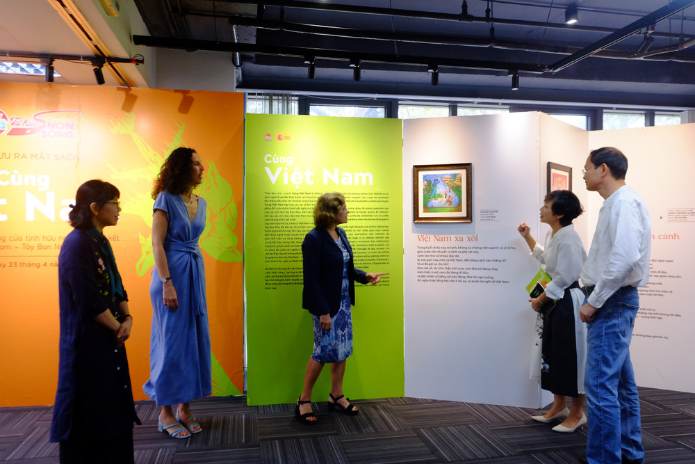 Tham quan triển lãm không gian nghệ thuật thơ - tranh đặc sắc bước ra từ sách "Cùng Việt Nam" Tham quan triển lãm không gian nghệ thuật thơ - tranh đặc sắc bước ra từ sách "Cùng Việt Nam"