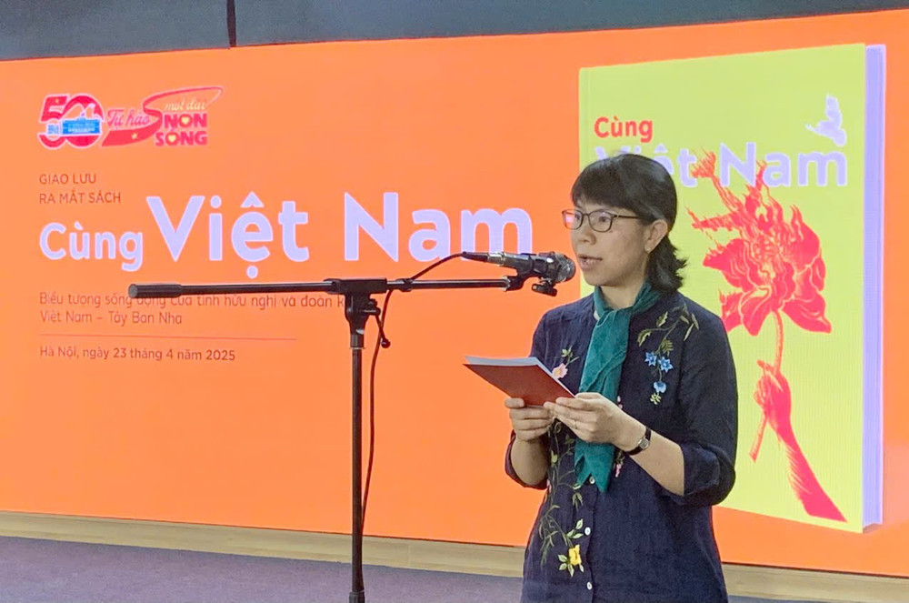 Phó Giám đốc, Tổng biên tập NXB Kim Đồng Vũ Thị Quỳnh Liên phát biểu khai mạc chương trình Phó Giám đốc, Tổng biên tập NXB Kim Đồng Vũ Thị Quỳnh Liên phát biểu khai mạc chương trình