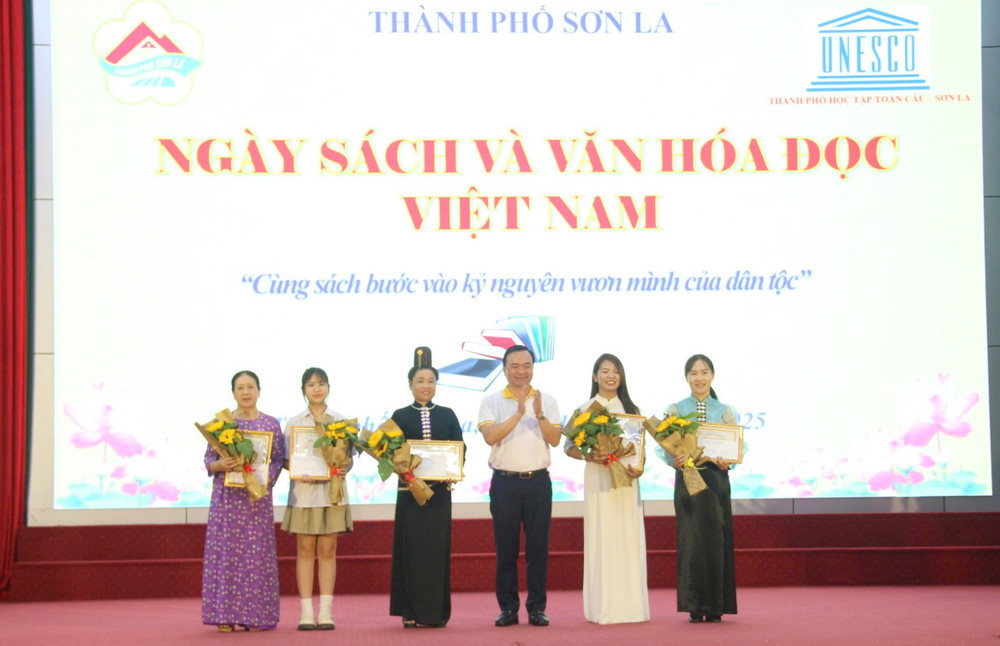 Bí thư Thành ủy Sơn La Hà Trung Chiến trao giải Nhất các cuộc thi cho thí sinh đoạt giải. Ảnh: BTC Bí thư Thành ủy Sơn La Hà Trung Chiến trao giải Nhất các cuộc thi cho thí sinh đoạt giải. Ảnh: BTC