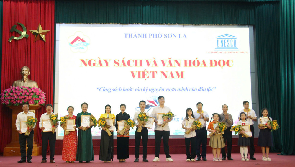 Các cuộc thi hướng tới Ngày sách và Văn hóa đọc Việt Nam năm 2025 đã thu hút sự tham gia đông đảo của các tầng lớp nhân dân thành phố Sơn La. Ảnh: BTC Các cuộc thi hướng tới Ngày sách và Văn hóa đọc Việt Nam năm 2025 đã thu hút sự tham gia đông đảo của các tầng lớp nhân dân thành phố Sơn La. Ảnh: BTC