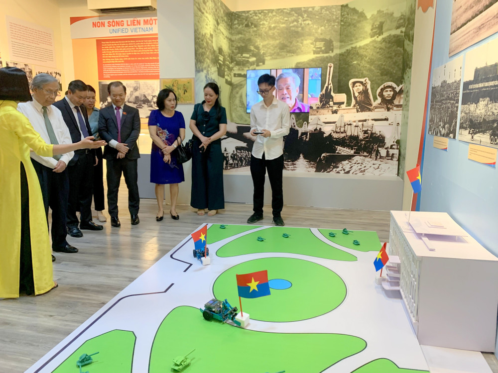 Mô hình robot tái hiện cảnh 2 xe tăng húc đổ cổng Dinh Độc Lập trưa ngày 30.4.1975 Mô hình robot tái hiện cảnh 2 xe tăng húc đổ cổng Dinh Độc Lập trưa ngày 30.4.1975