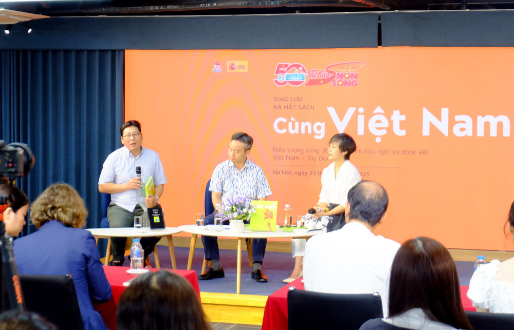 Các diễn giả chia sẻ về những vần thơ từ đất nước Tây Ban Nha xa xôi Các diễn giả chia sẻ về những vần thơ từ đất nước Tây Ban Nha xa xôi