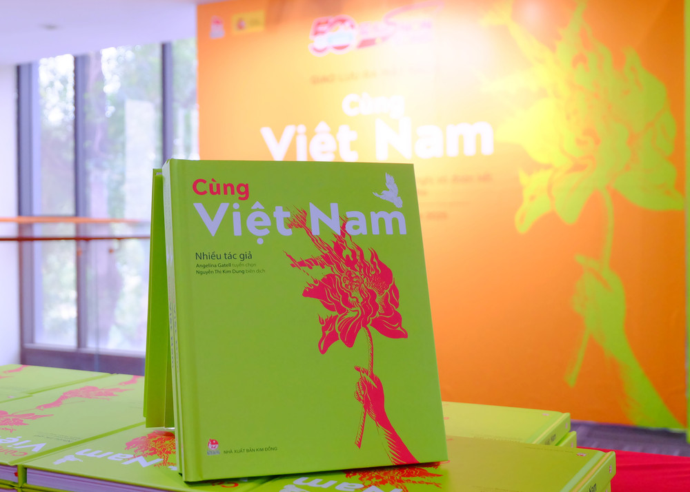 "Cùng Việt Nam" ra mắt nhân dịp kỷ niệm 50 năm giải phóng miền Nam dscf1792.jpg