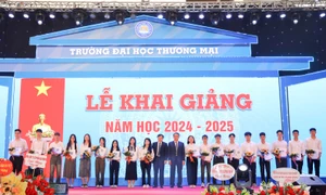 Trường Đại học Thương mại phát động ủng hộ lũ lụt trong lễ khai giảng