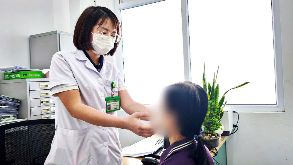 Bác sĩ Huyền thăm khám cho người bệnh. Ảnh: Đặng Thanh z6510865473955-1b0ddec1dc16136e8506105ed814af4a.jpg