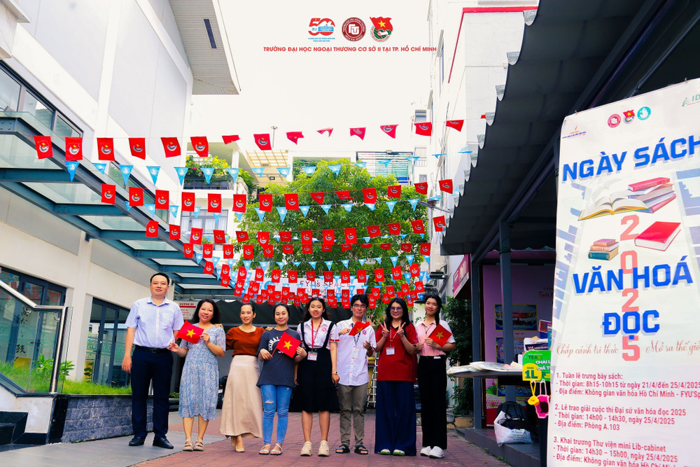 Tại cả 3 cơ sở của Trường Đại học Ngoại thương, những góc trang trí với sắc đỏ rực rỡ của cờ hoa, băng rôn tạo nên một không gian trang nghiêm mà gần gũi, đầy tự hào. Ảnh: FTU 492887481-1089225846578707-9025148924866534711-n.jpg