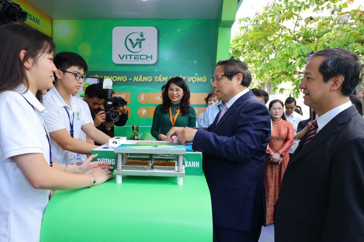 Thủ tướng Phạm Minh Chính tham quan gian hàng khởi nghiệp của học sinh, sinh viên tại Ngày hội. Ảnh: Trần Hiệp z6523249802458-00bf8a7f1ffb0bf9fd041c3a1c75d744.jpg