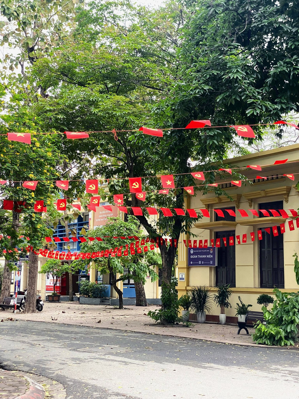 Sắc đỏ của những dãy cờ Tổ quốc, cờ Đảng phủ kín khuôn viên Đại học Kinh tế Quốc dân. Ảnh: NEU 493683296-1104427795048952-148556211360387662-n.jpg