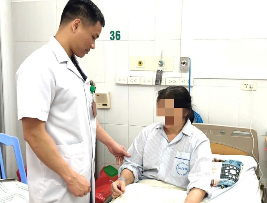 Bệnh nhân đang được điều trị tại Bệnh viện Bệnh Nhiệt đới Trung ương. Ảnh: Đặng Thanh z6526775184260-bb7861c3750f7685ea6952dc9a490e61.jpg