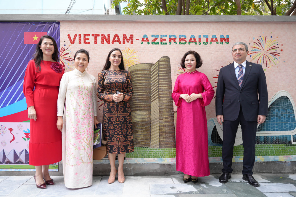 Từ phải qua: Ngài Shovgi Mehdizade, Đại sứ Azerbaijan, TS. Trịnh Thị Thu Hà - hiệu trưởng trường cao đẳng Thương mại và Du lịch HN, bà Leyla Aliyeva nhan-chuyen-tham-chinh-thuc-cua-ba-ba-da-tham-quan-truong-va-chup-anh-luu-niem-tai-buc-tranh-gom-su-tinh-huu-nghi-min.jpg