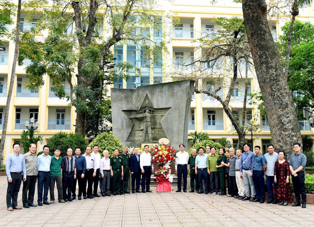 Đại diện lãnh đạo Đại học Kinh tế Quốc dân đặt vòng hoa tưởng niệm tại Đài kỷ niệm ngày lên đường bảo vệ Tổ quốc. Ảnh: NEU 494097123-1102467281911670-111257567668101460-n.jpg