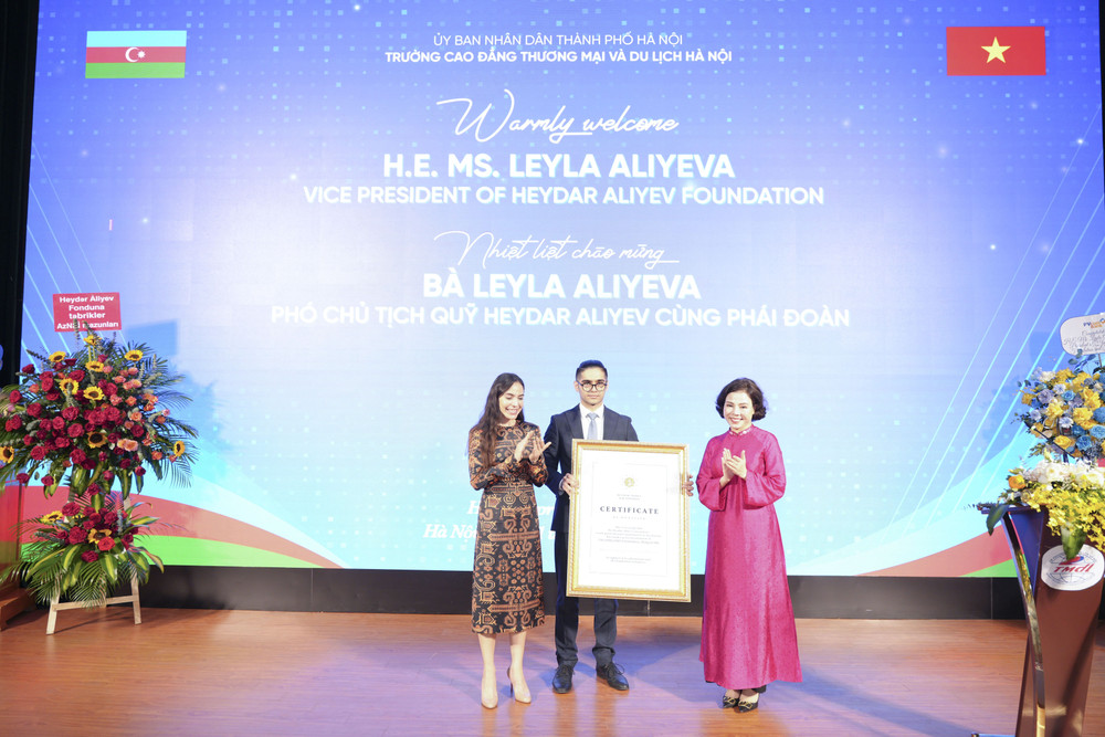Bà Leyla Aliyeva đại diện Quỹ Heydar Aliyev trao tặng quà tới tập thể Trường Cao đẳng Thương mại và Du lịch Hà Nội ba-leyla-aliyeva-pho-chu-tich-quy-heydar-aliyev-to-chuc-phi-chinh-phu-cua-azerbaijan-trao-tang-mon-qua-la-250-trieu-dong-toi-tap-the-truong-min.jpg