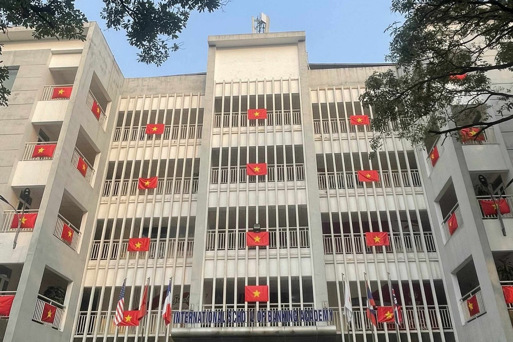 Nhiều trường đại học rực rỡ sắc đỏ của cờ hoa mừng 50 năm Ngày Giải phóng miền Nam, thống nhất đất nước ảnh 14 493195099-1004560985138710-6023328020518370657-n.jpg