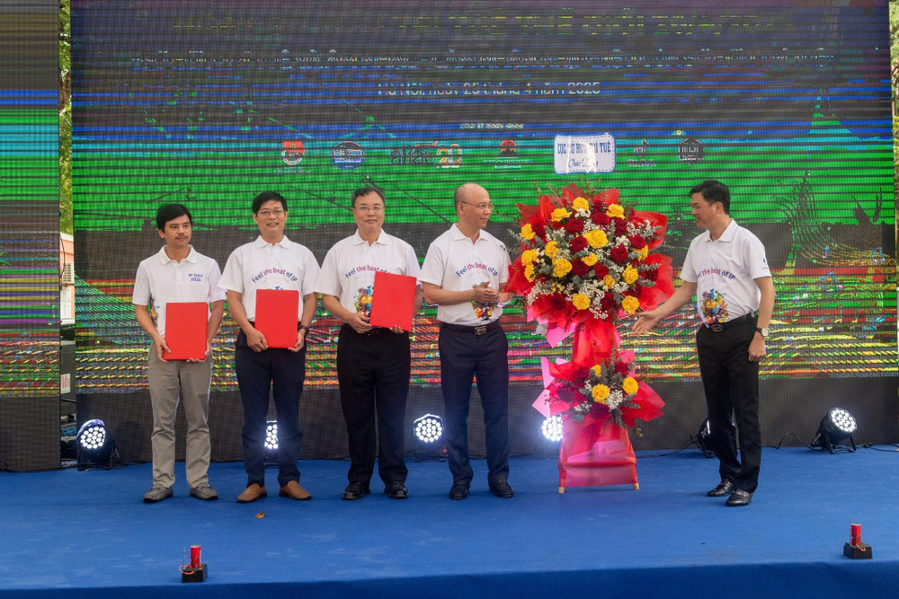 Lãnh đạo Cục Sở hữu trí tuệ, Bộ Khoa học và Công nghệ trao tặng bằng sở hữu độc quyền sáng chế cho các tập thể, cá nhân thuộc Trường Đại học Thủy lợi. Ảnh: Mạnh Hưng z6539905763175-50fd30d602d54015c0875c1782b8a4e3-3402.jpg