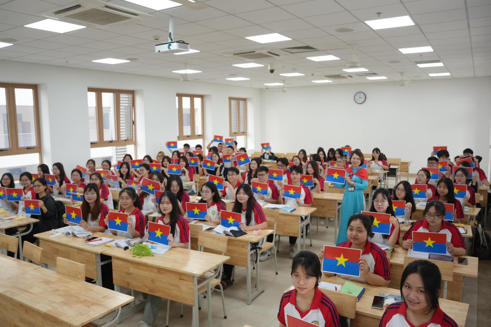 Tại nhiều lớp học của Học viện Tài chính những ngày này, cô và trò cùng giơ cao lá cờ của Mặt trận Dân tộc Giải phóng miền Nam Việt Nam. Ảnh: Ban phát thanh Học viện Tài chính 493466846-1026160362986631-3623871540935379548-n.jpg
