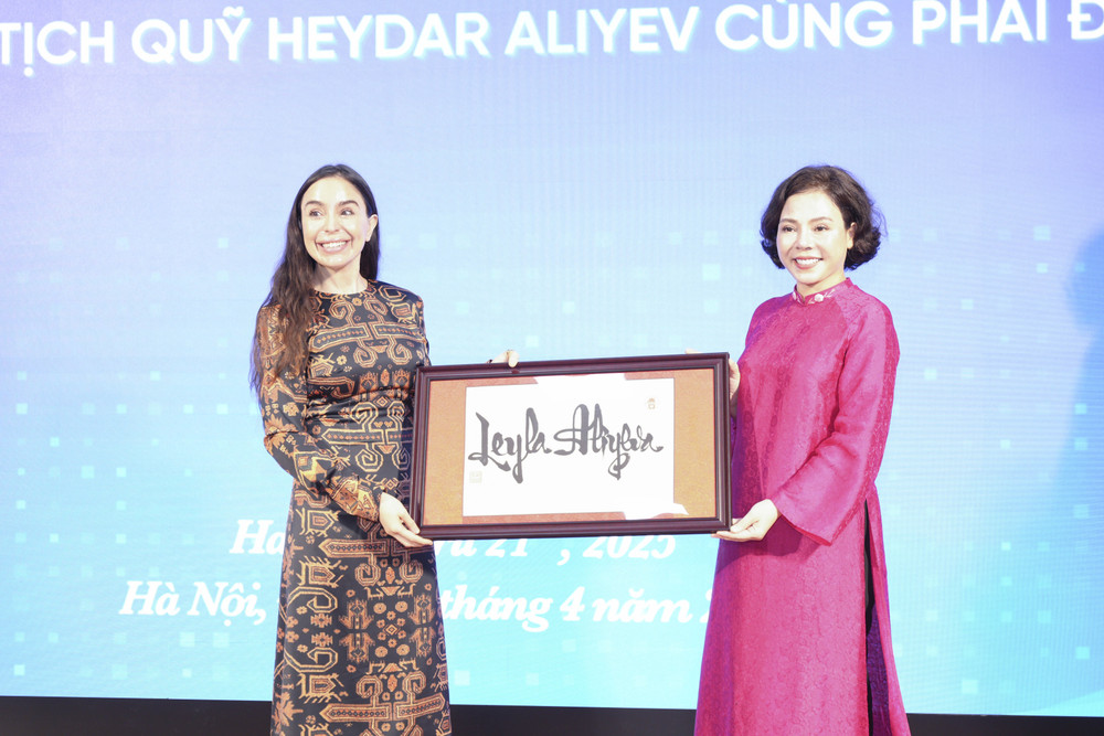 TS Trịnh Thị Thu Hà, Hiệu trưởng Trường Cao đẳng Thương mại và Du lịch Hà Nội trao tặng quà tới Bà Leyla Aliyeva ts-trinh-thi-thu-ha-hieu-truong-nha-truong-trao-tang-qua-toi-ba-leyla-aliyeva-1-min.jpg