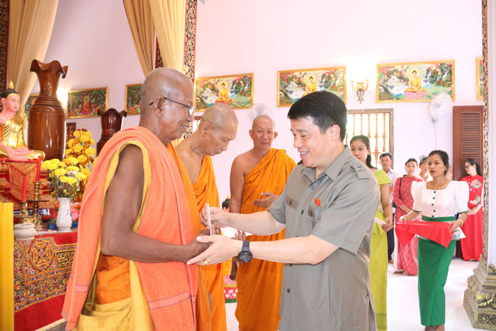 Chủ tịch Hội đồng Dân tộc Y Thanh Hà Niê Kđăm thăm, chúc Tết Chol Chnam Thmay tại An Giang tháng 4.2024. Ảnh: H. Ngọc Chủ tịch Hội đồng Dân tộc Y Thanh Hà Niê Kđăm thăm, chúc Tết Chol Chnam Thmay tại An Giang tháng 4.2024. Ảnh: H. Ngọc