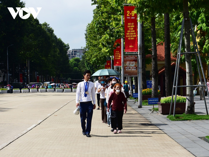 người dân xếp hàng dài vào lăng viếng bác trong ngày tết độc lập hình ảnh 5 nguoi dan xep hang dai vao lang vieng bac trong ngay tet doc lap hinh anh 5