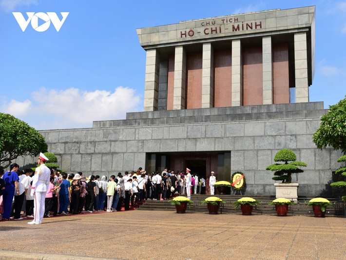 người dân xếp hàng dài vào lăng viếng bác trong ngày tết độc lập hình ảnh 8 nguoi dan xep hang dai vao lang vieng bac trong ngay tet doc lap hinh anh 8