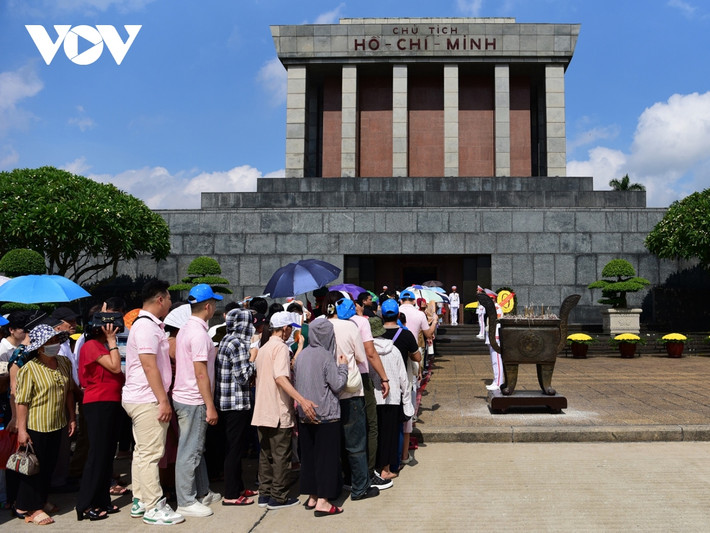người dân xếp hàng dài vào lăng viếng bác trong ngày tết độc lập hình ảnh 7 nguoi dan xep hang dai vao lang vieng bac trong ngay tet doc lap hinh anh 7