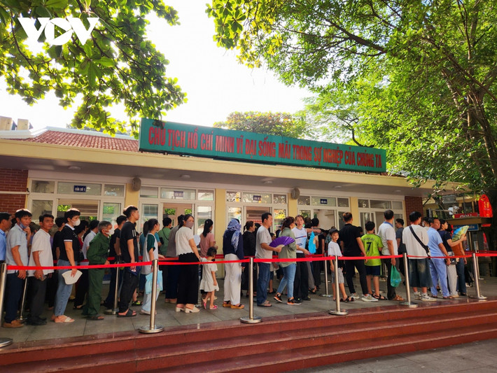 người dân xếp hàng dài vào lăng viếng bác trong ngày tết độc lập hình ảnh 4 nguoi dan xep hang dai vao lang vieng bac trong ngay tet doc lap hinh anh 4
