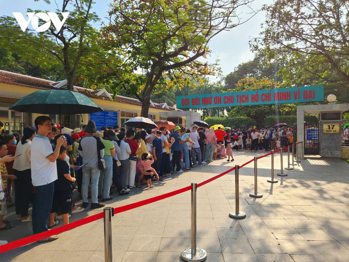 người dân xếp hàng dài vào lăng viếng bác trong ngày tết độc lập hình ảnh 3 nguoi dan xep hang dai vao lang vieng bac trong ngay tet doc lap hinh anh 3