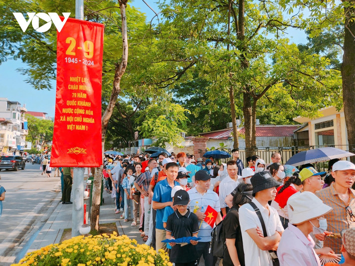 người dân xếp hàng dài vào lăng viếng bác trong ngày tết độc lập hình ảnh 2 nguoi dan xep hang dai vao lang vieng bac trong ngay tet doc lap hinh anh 2