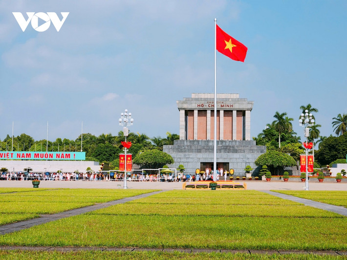 người dân xếp hàng dài vào lăng viếng bác trong ngày tết độc lập hình ảnh 9 nguoi dan xep hang dai vao lang vieng bac trong ngay tet doc lap hinh anh 9