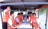 Đoàn ĐBQH tỉnh Quảng Nam đi giám sát thực tế tình hình khai thác cát trên sông Vu Gia.
