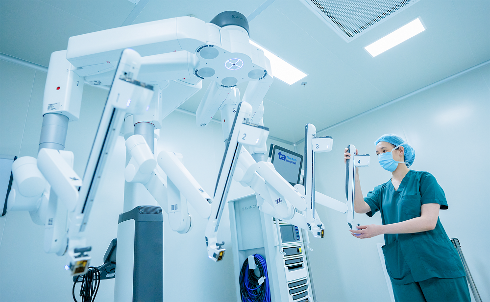 Cánh tay Robot Da Vinci Xi thanh mảnh, linh hoạt vượt trội các thế hệ cũ, cho phép tiếp cận nhiều vùng phẫu thuật. Ảnh: BVĐK Tâm Anh canhtayrobot.png