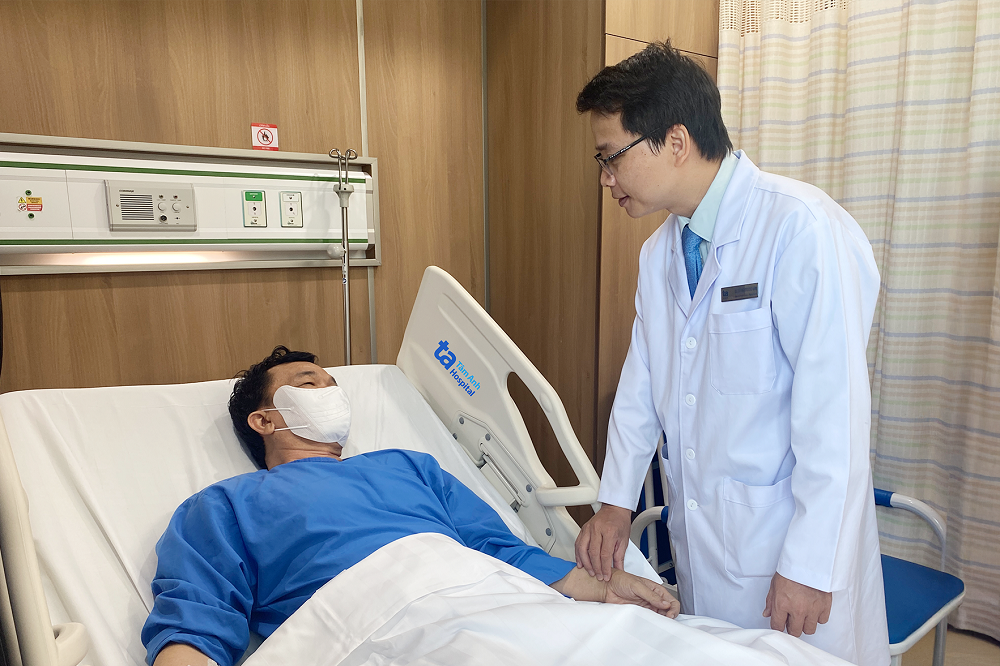 Bác sĩ CKI Phan Trường Nam, khoa Tiết niệu, BVĐK Tâm Anh TP. Hồ Chí Minh hỏi thăm một bệnh nhân sau mổ cắt u thận trái bằng robot. Ảnh: BVĐK Tâm Anh. bac-si-cki-phan-truong-nam-khoa-tiet-nieu-trung-tam-tiet-nieu-than-hoc-nam-khoa-bvdk-tam-anh-tphcm-hoi-tham-benh-nhan-nguyen-t-49-tuoi-tphcm-1.png