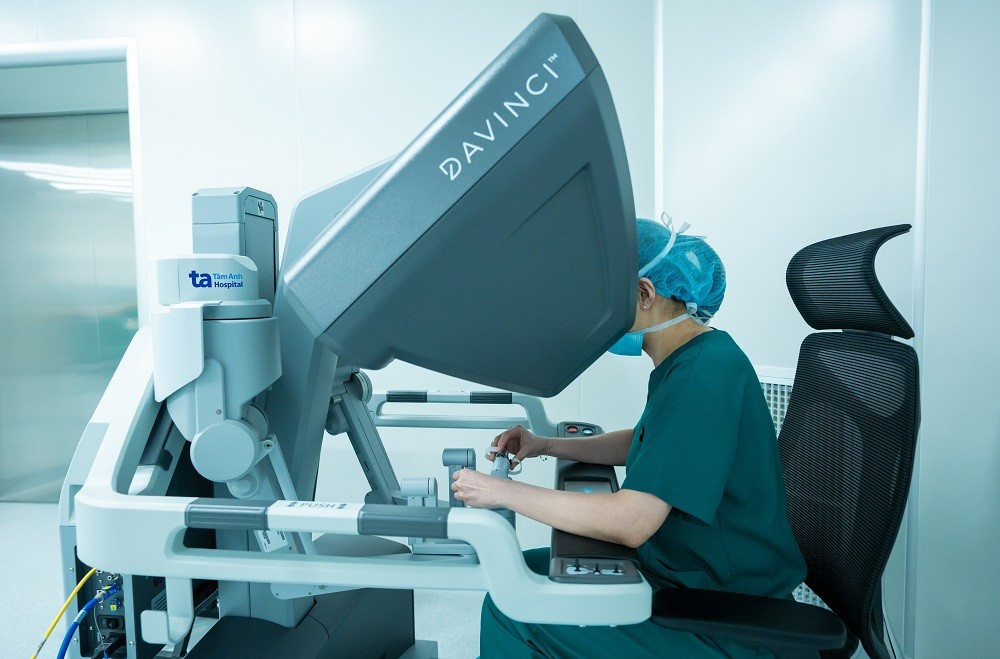 Phẫu thuật viên điều khiển Robot Da Vinci Xi qua màn hình cảm ứng trong suốt quá trình mổ cho người bệnh. Ảnh: BVĐK Tâm Anh phau-thuat-vien-dieu-khien-robot-da-vinci-xi.jpg